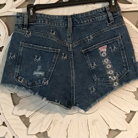 NWOT Guess Women’s LA Monogram Denim Shorts Size 6 - Picture 5 of 6